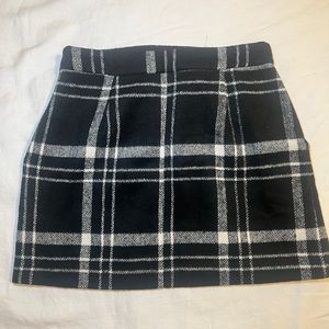 Black and white mini plaid skirt with pockets